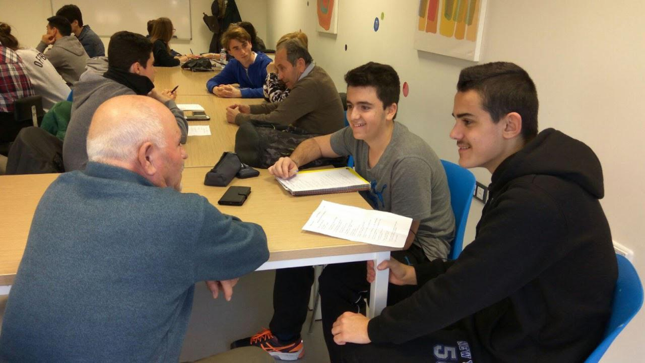 Fotografía de las entrevistas realizadas por los estudiantes del Instituto a las personas mayores en sus Centros Socioeducativos