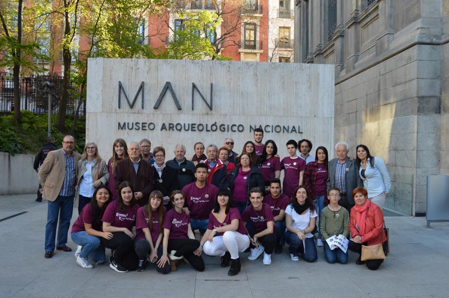 Fotografía de la visita preparatoria de los estudiantes del Instituto Miguel Catalán al MAN.