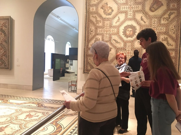 Fotografía de la visita de los mayores a la exposición