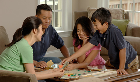 Familia pasando tiempo juntos en casa