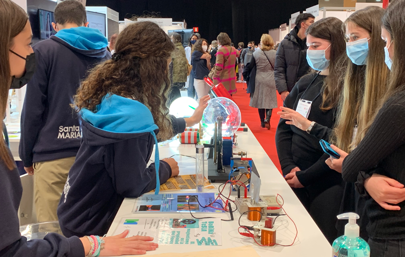 Alumnas de secundaria del colegio Santa María, de Orcasitas, en la Feria de la Ciencia.