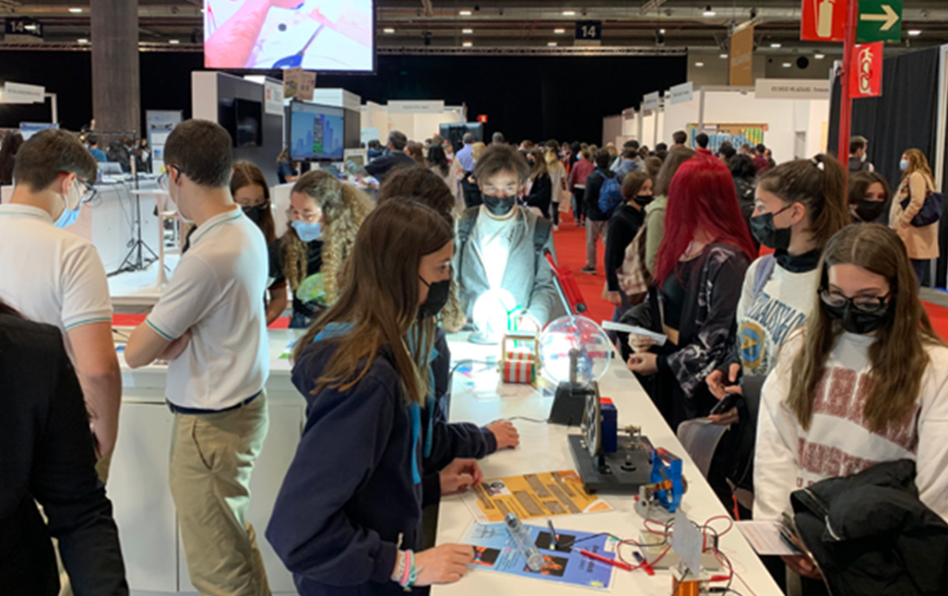 Alumnado de secundaria en la Feria de Madrid por la Ciencia de 2022.