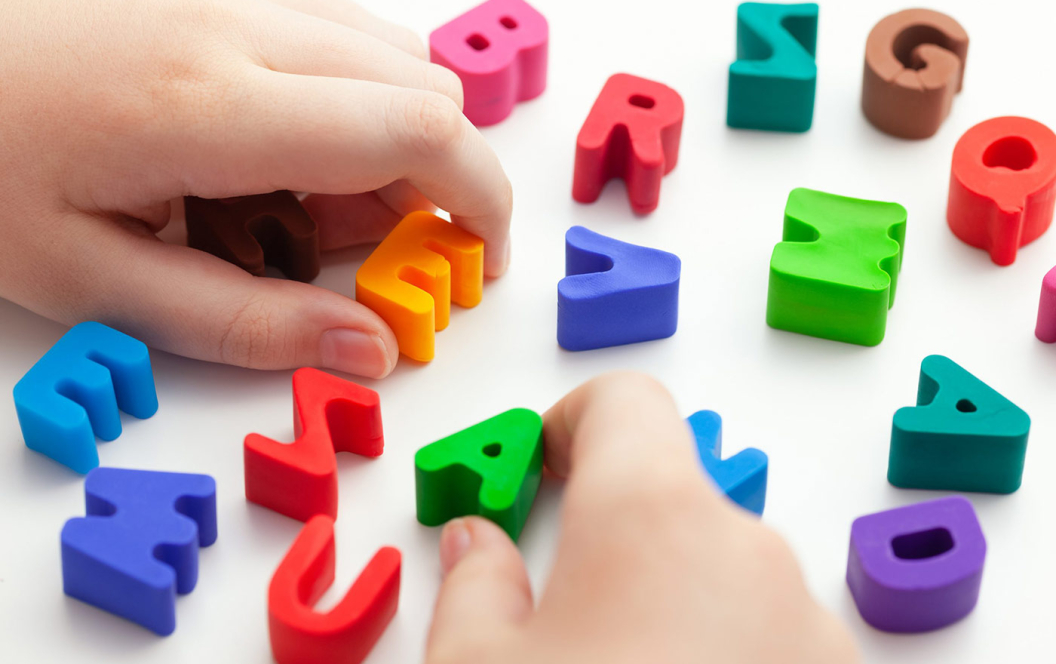 Manos de un niño con letras y números.