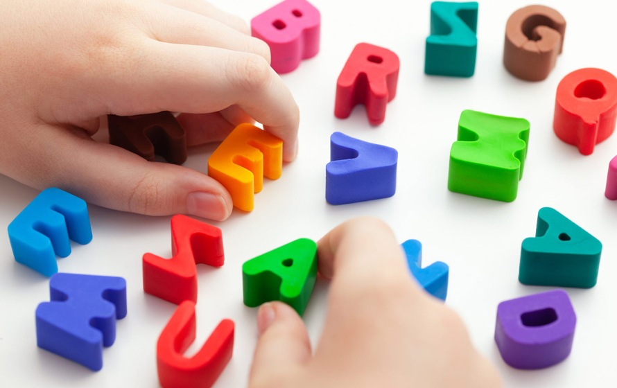 Manos de un niño con letras y números.