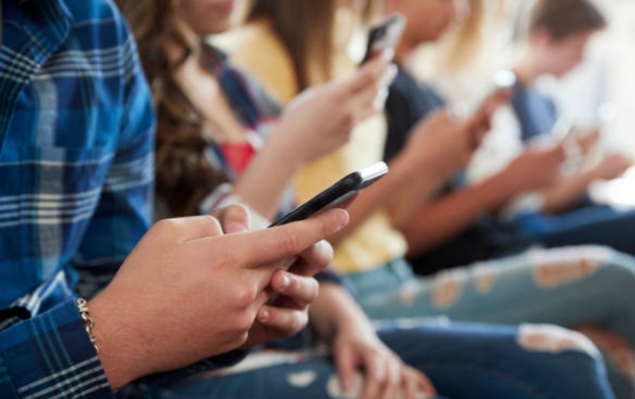 Jóvenes usando el teléfono móvil.